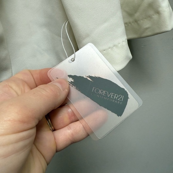 2/$15 Forever 21 Off-White Cropped Top NWT | Short Sleeve Zip Back Size Small - Picture 3 of 6